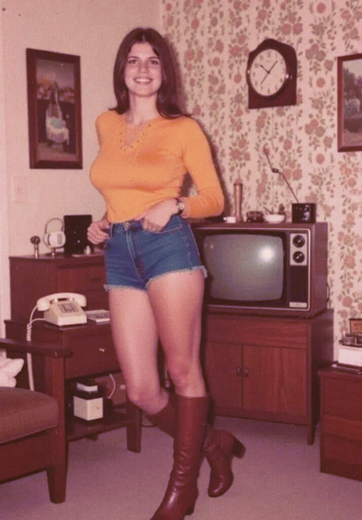 10H08, une femme souriante connaît le bonheur dans son salon