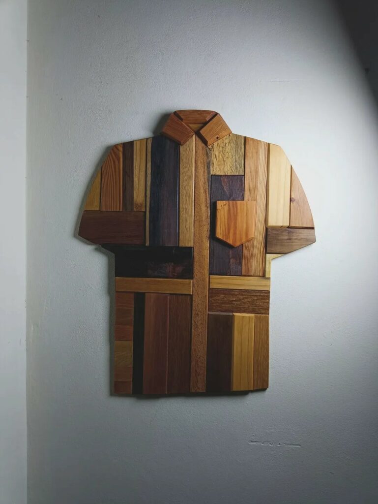 sculpture d'une chemise à manches courtes composée de différentes essences de bois
