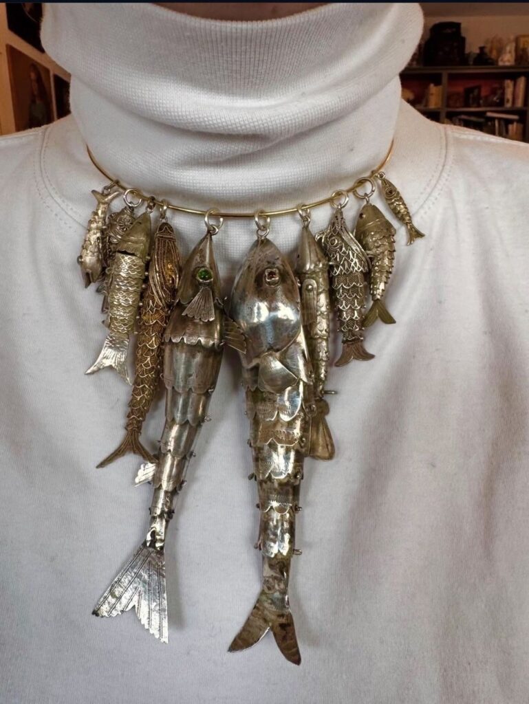 collier avec des poissons de métal en pendentifs