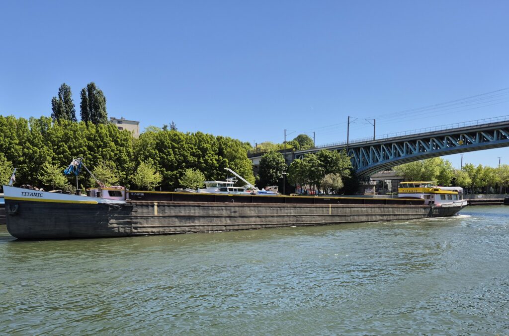 la manoeuvre d'une péniche nommée "Le Titanic"